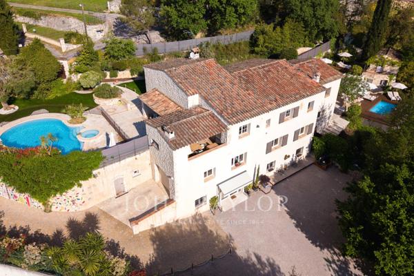 Propriété atypique à quelques pas du village
