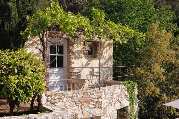 Propriété atypique à quelques pas du village