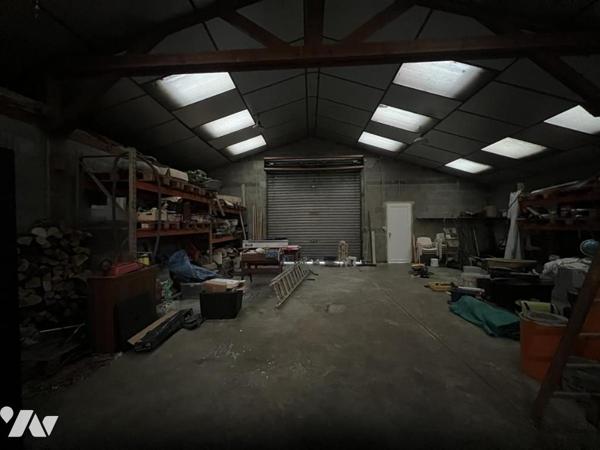 ST MICHEL DES ANDAINES, à 3 kms de BAGNOLES DE L'ORNE, bâtiment professionnel (bureaux et hangar)