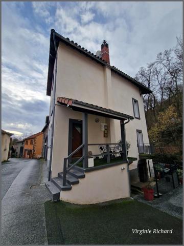 Maison de bourg de caractère avec grange et petit extérieur