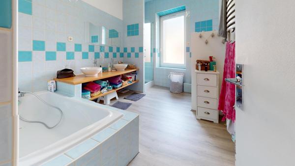 Maison de bourg de caractère avec grange et petit extérieur