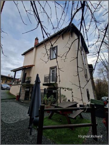 Maison de bourg de caractère avec grange et petit extérieur