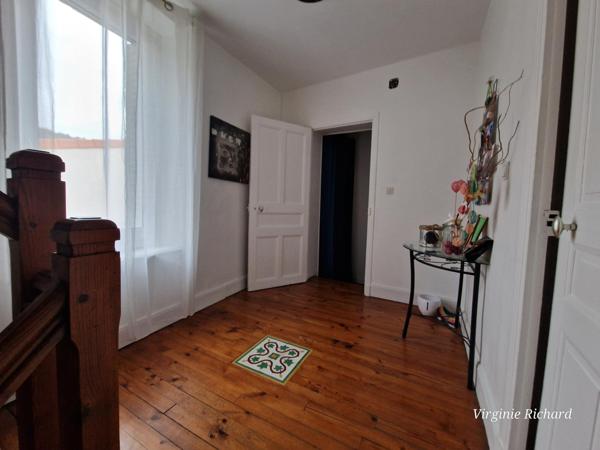 Maison de bourg de caractère avec grange et petit extérieur