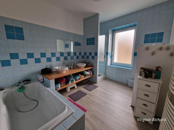 Maison de bourg de caractère avec grange et petit extérieur