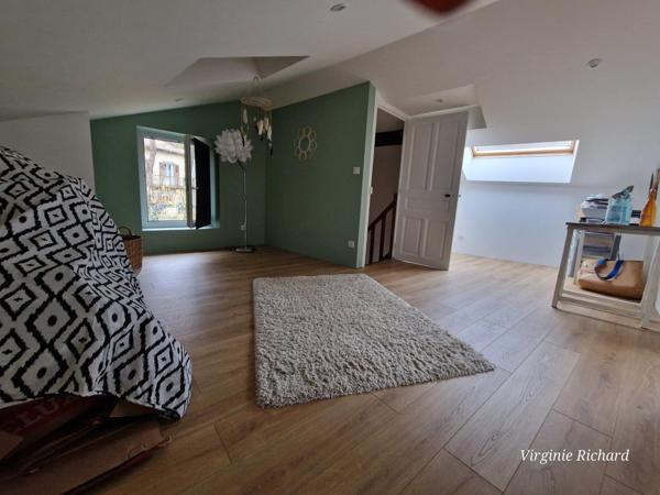 Maison de bourg de caractère avec grange et petit extérieur