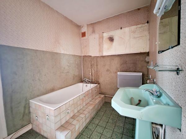 La Rochelle (17000) Échoppe de caractère à rénover – Fort potentiel à La Rochelle quartier Trompette