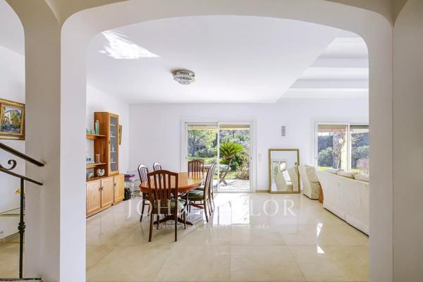 Retour à la vente - Villa familiale dans un quartier résidentiel prisé de Mougins