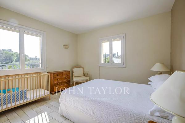 Retour à la vente - Villa familiale dans un quartier résidentiel prisé de Mougins