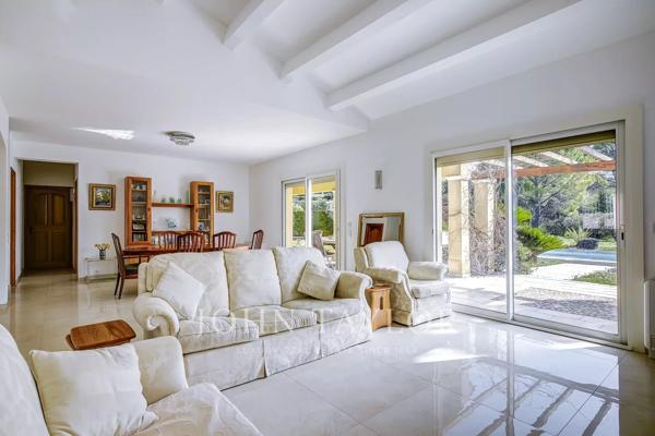 Retour à la vente - Villa familiale dans un quartier résidentiel prisé de Mougins