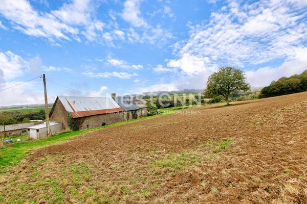 Vente d'une bâtisse en pierres avec dépendances 15000 m² de terrain en campagne du Gouray