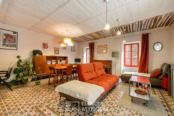 Maison de village de 170m2 – 179 m² de terrain avec cour, piscine et local commercial