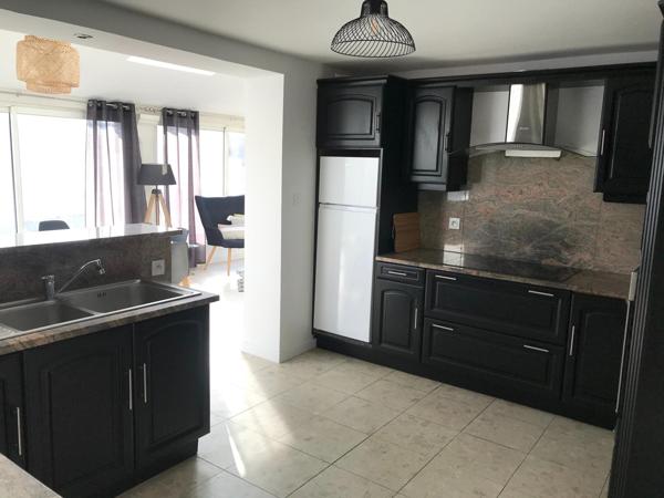 APPARTEMENT AVEC TERRASSE A DEUX PAS DE LA MER ET COMMERCES !