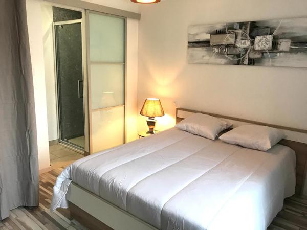 APPARTEMENT AVEC TERRASSE A DEUX PAS DE LA MER ET COMMERCES !