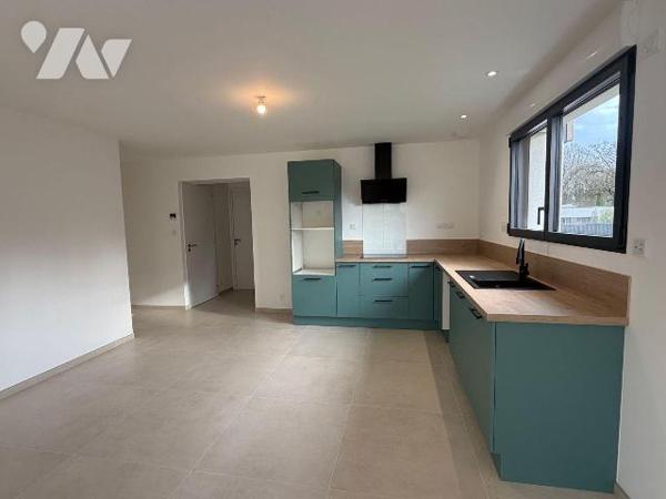 Idéalement située à deux pas de tous les commerces de la Gacilly, découvrez cette maison neuve ...