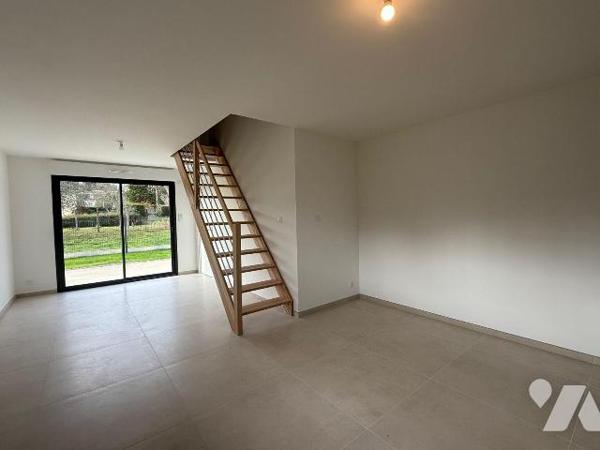 Idéalement située à deux pas de tous les commerces de la Gacilly, découvrez cette maison neuve ...