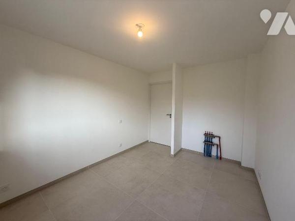 Idéalement située à deux pas de tous les commerces de la Gacilly, découvrez cette maison neuve ...