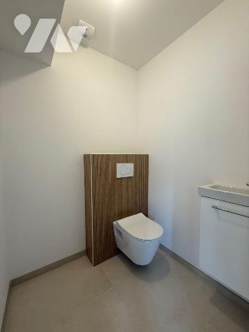 Idéalement située à deux pas de tous les commerces de la Gacilly, découvrez cette maison neuve ...