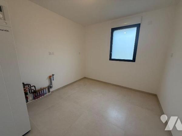 Idéalement située à deux pas de tous les commerces de la Gacilly, découvrez cette maison neuve ...