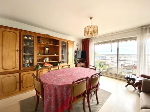 Appartement 3 pièces avec un balcon, une place de parking et une cave