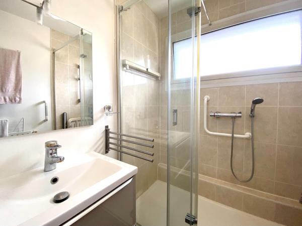 Appartement 3 pièces avec un balcon, une place de parking et une cave