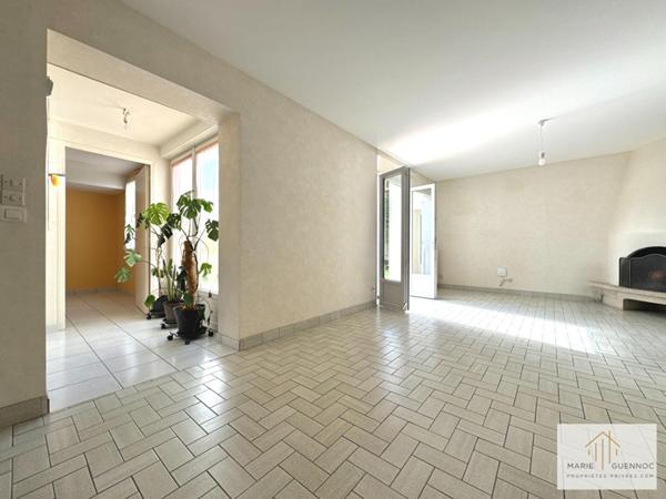 Maison familiale de 6 pièces tout à pied avec garage et atelier