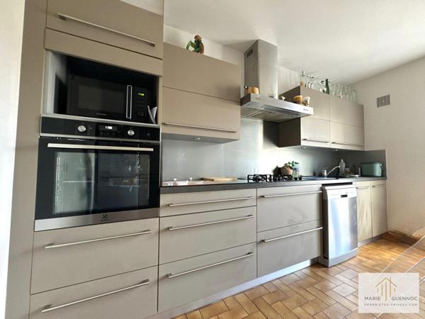 Maison familiale de 6 pièces tout à pied avec garage et atelier