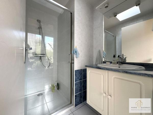 Maison familiale de 6 pièces tout à pied avec garage et atelier