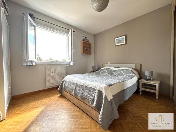 Maison familiale de 6 pièces tout à pied avec garage et atelier