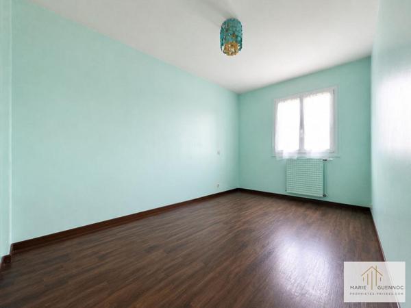 Maison familiale de 6 pièces tout à pied avec garage et atelier