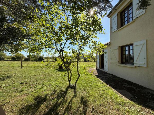 Maison familiale 109m2, 3 chambres, garage et dépendances - L'Agence Locale