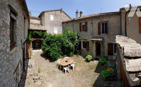 Maison de village avec jardin intérieur