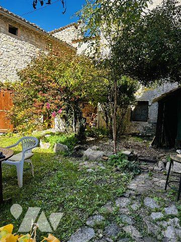 Maison de village avec jardin intérieur