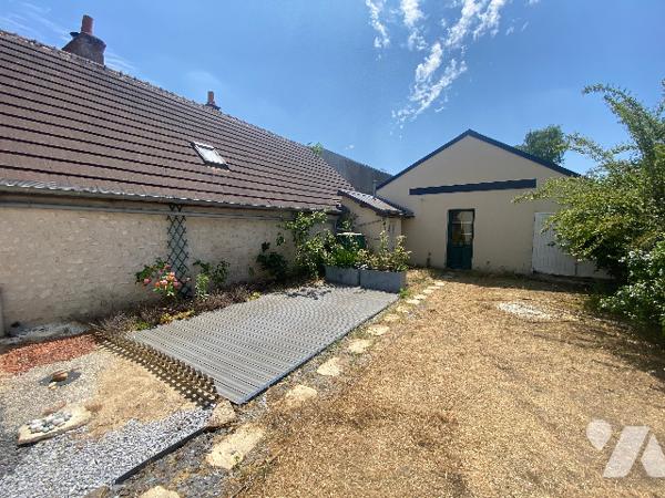 Implantée dans le centre de CELLETTES, charmante maison de ville.