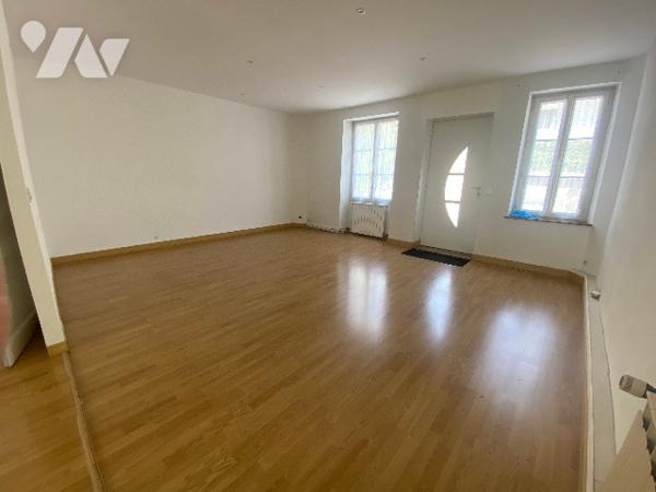 Implantée dans le centre de CELLETTES, charmante maison de ville.