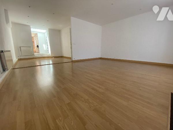 Implantée dans le centre de CELLETTES, charmante maison de ville.