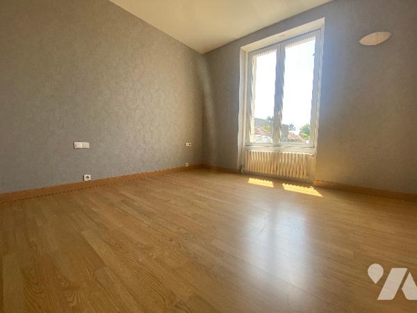 Implantée dans le centre de CELLETTES, charmante maison de ville.