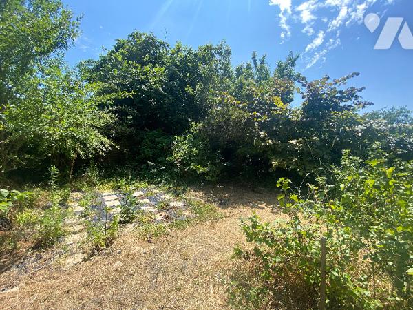 Implantée dans le centre de CELLETTES, charmante maison de ville.