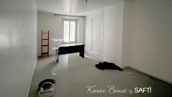 Situé à Épinay-sur-Orge (91360), cet immeuble offre une opportunité unique d'investissement.