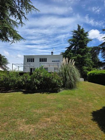 Je vous invite à venir découvrir cette propriété familiale, implantée sur la commune d’Ecully, dans un secteur prisé, calme et résidentiel.