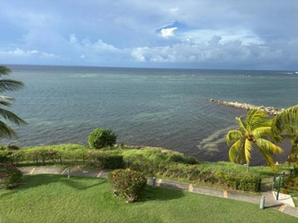 A VENDRE - TRIPLEX PRESTIGE – RÉNOVÉ – VUE MER INCROYABLE – ACCÈS PLAGE À PIED - SAINT FRANCOIS