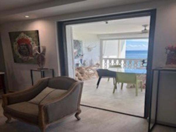 A VENDRE - TRIPLEX PRESTIGE – RÉNOVÉ – VUE MER INCROYABLE – ACCÈS PLAGE À PIED - SAINT FRANCOIS