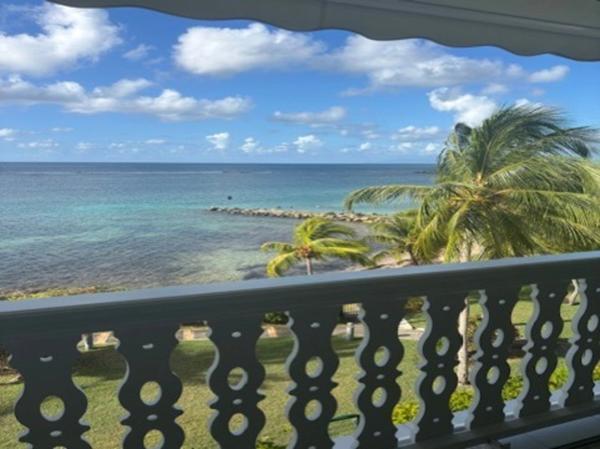 A VENDRE - TRIPLEX PRESTIGE – RÉNOVÉ – VUE MER INCROYABLE – ACCÈS PLAGE À PIED - SAINT FRANCOIS