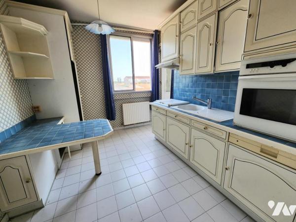 A PIERRELATTE, APPARTEMENT F4 AU 1er ETAGE 