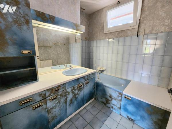 A PIERRELATTE, APPARTEMENT F4 AU 1er ETAGE 