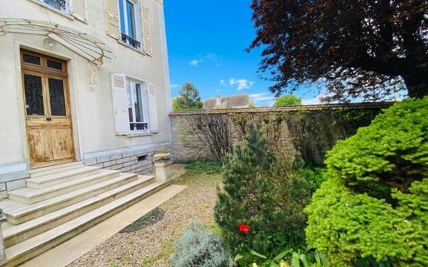 Maison à vendre    7 pièces •  Épône