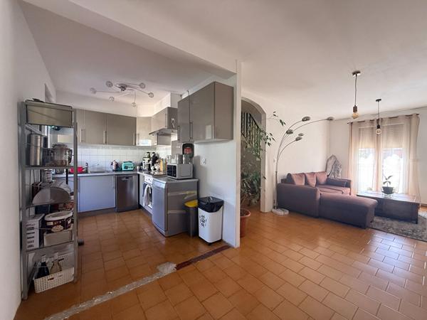 Maison Thuir, 2 faces avec jardin et garage