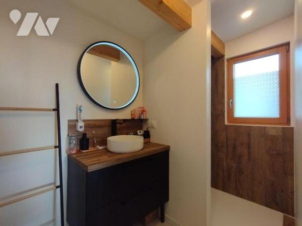 CETTE MAISON DATANT DE 2011 ET AGRANDIE EN 2023 A ÉTÉ CONSTRUITE EN OSSATURE BOIS.
D'une super...