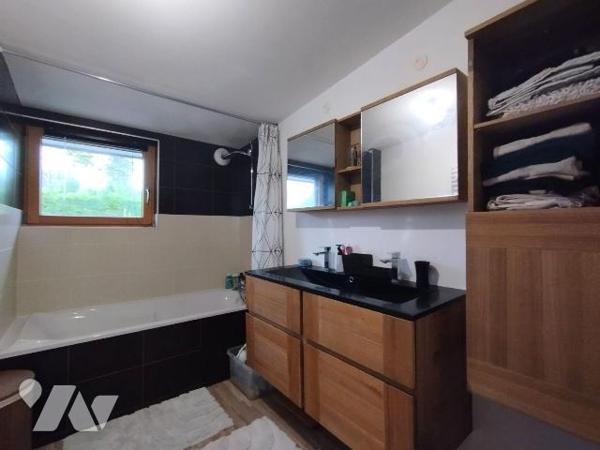 CETTE MAISON DATANT DE 2011 ET AGRANDIE EN 2023 A ÉTÉ CONSTRUITE EN OSSATURE BOIS.
D'une super...