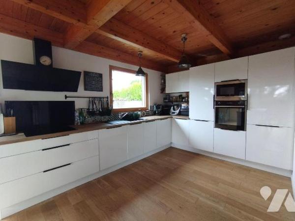 CETTE MAISON DATANT DE 2011 ET AGRANDIE EN 2023 A ÉTÉ CONSTRUITE EN OSSATURE BOIS.
D'une super...