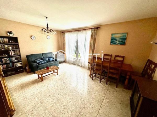 CARBONNE - Maison de 1974, de 123 m2 environ sur deux niveaux.